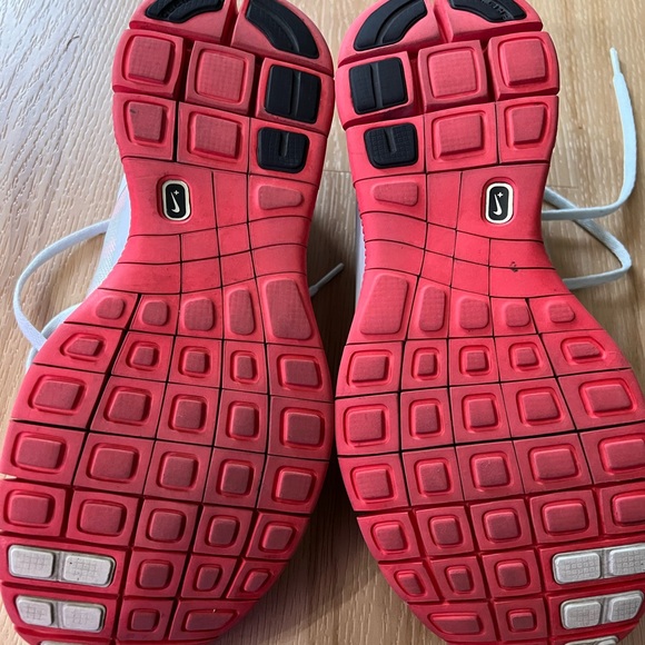 Women’s Nike Athletic Shoe 9.5 x2 - Picture 5 of 12